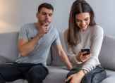 هل يتجسس شريك حياتك على هاتفك وحساباتك الاجتماعية؟
