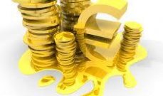 اليورو يهبط لأدنى مستوى في عامين والذهب والنفط ينخفضان متأثرين به