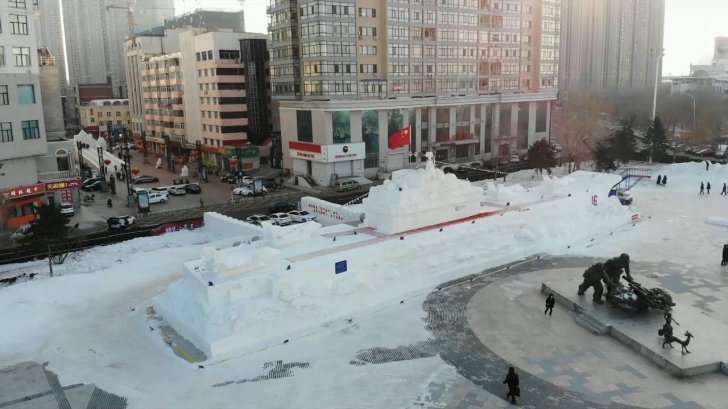 بناء حاملة طائرات من الثلج في الصين!