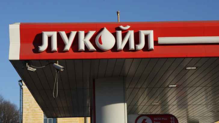"لوك أويل" اشترت محطات وقود "شل" في روسيا