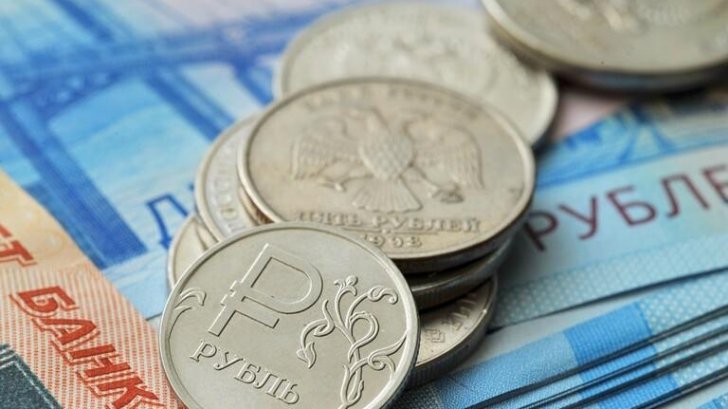 الروبل الروسي يتراجع أمام الدولار من أعلى مستوياته في 4 أسابيع