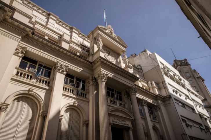 البنك المركزي الأرجنتيني رفع سعر الفائدة الرئيسي 75 بالمئة