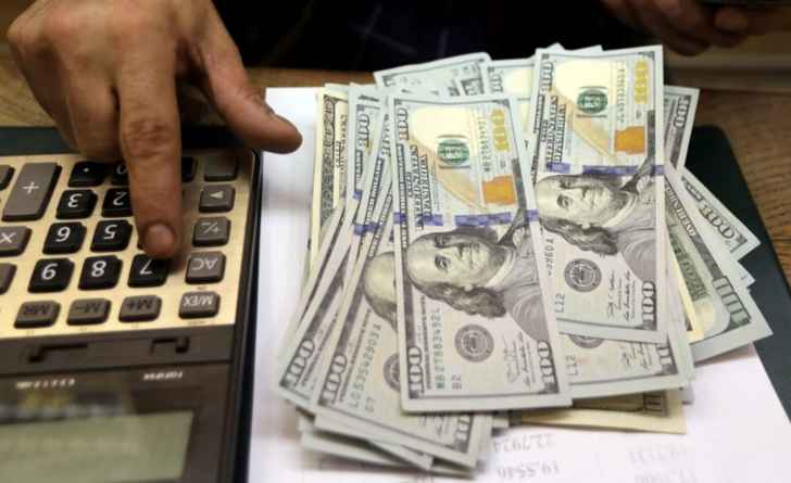 بنوك مصرية تخفض حدود السحب بالدولار مع تزايد الضغط على الجنيه