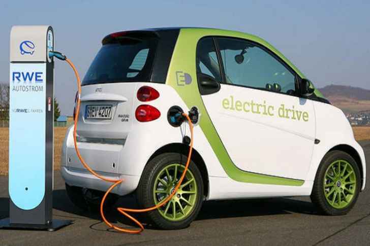 وزير مصري يحدد موعد إنتاج أول سيارة كهربائية في البلاد