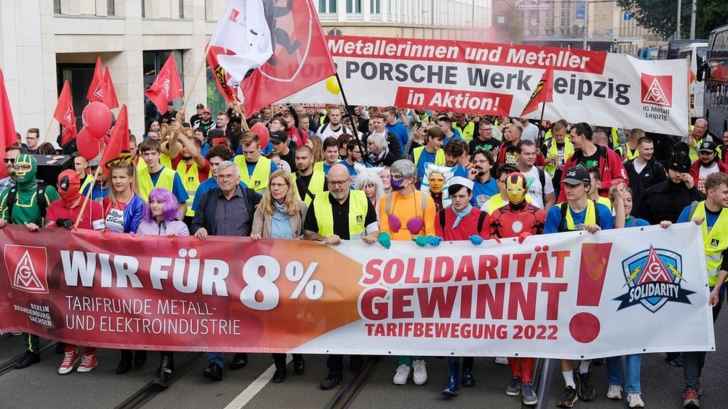 تظاهرة في ألمانيا للمطالبة برفع الأجور بنسبة 8% في قطاع الصناعة