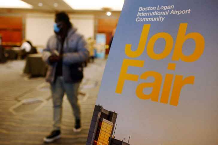زيادة أكبر من المتوقع في الوظائف بالقطاع الخاص الأميركي في الشهر الأخير من 2021