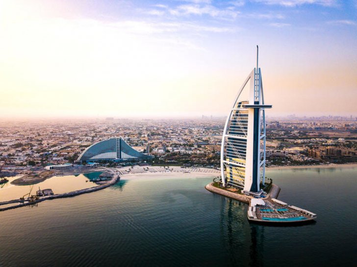 ولي عهد دبي كشف خططاً لاستقطاب 25 مليون سائح في 2025